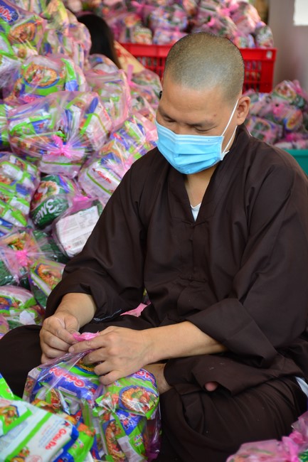 Continuing to support people in need in the Covid-19 pandemic of Hoang Phap Pagoda (series 2)